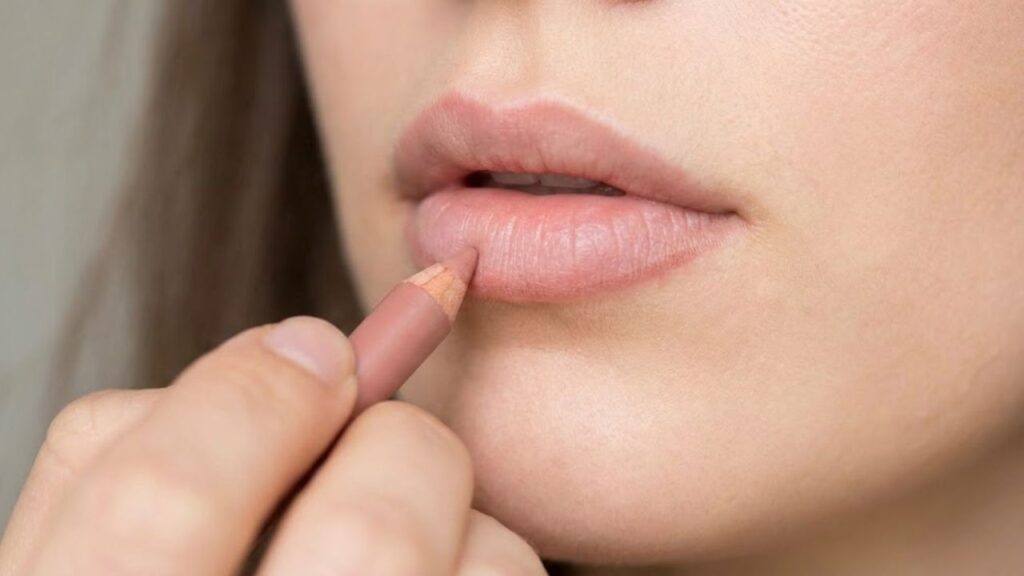 Lip Definition Trick: Liner Placement Technique That Makes Lips Look Fuller Without Heavy Overlining